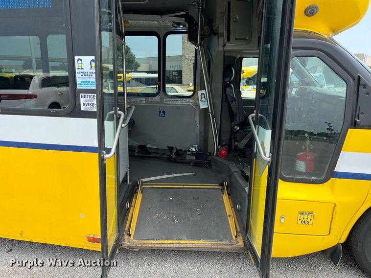 image for item LF9364 2017 Chevrolet Express G4500  shuttle bus