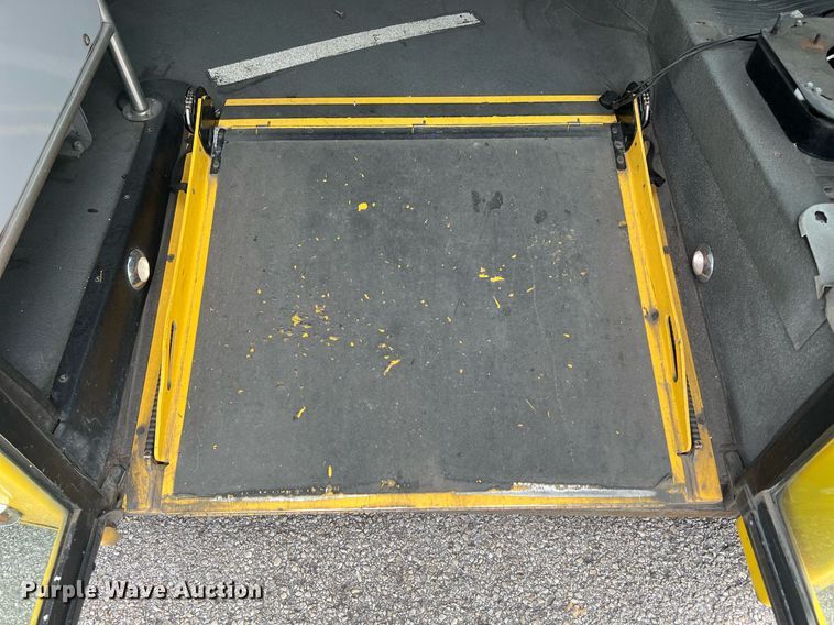 image for item LF9364 2017 Chevrolet Express G4500  shuttle bus