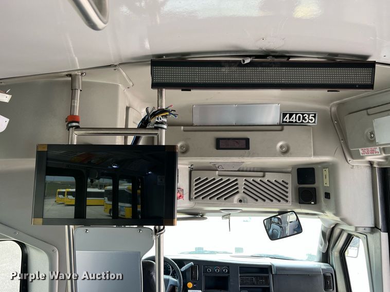 image for item LF9364 2017 Chevrolet Express G4500  shuttle bus