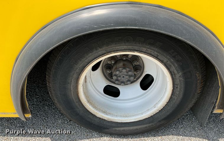 image for item LF9364 2017 Chevrolet Express G4500  shuttle bus