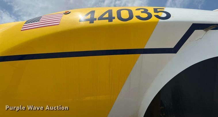 image for item LF9364 2017 Chevrolet Express G4500  shuttle bus