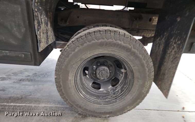 image for item LM9073 2006 Dodge Ram 3500  Crew Cab flatbed pickup truck