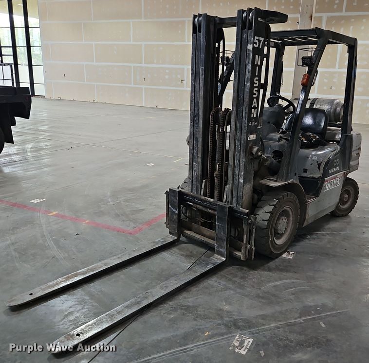 image for item LM9074 Nissan MPL02A25LV  forklift