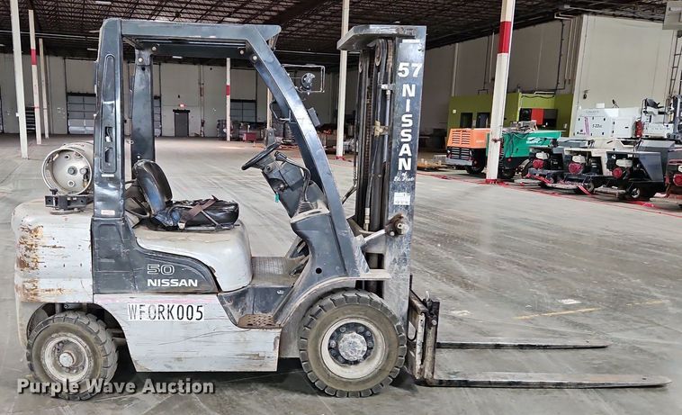 image for item LM9074 Nissan MPL02A25LV  forklift