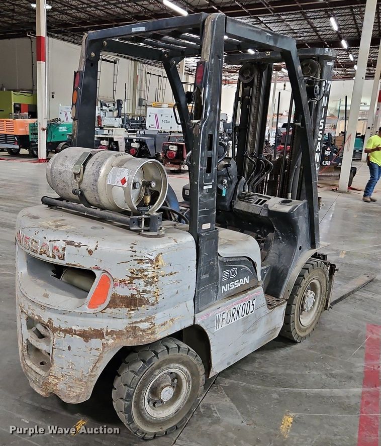 image for item LM9074 Nissan MPL02A25LV  forklift