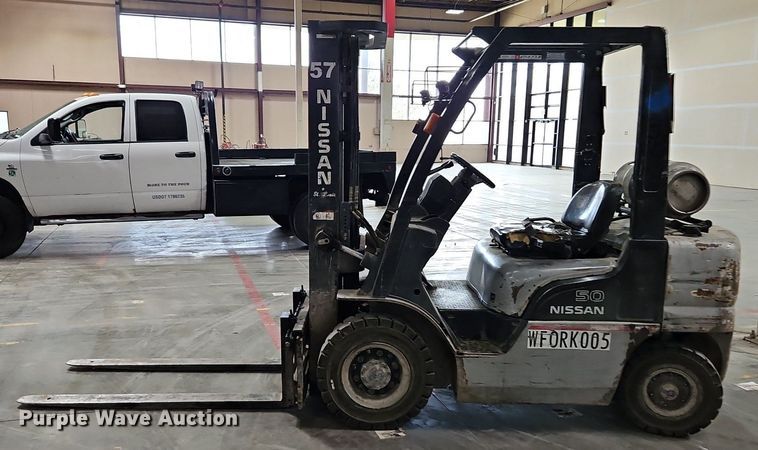 image for item LM9074 Nissan MPL02A25LV  forklift