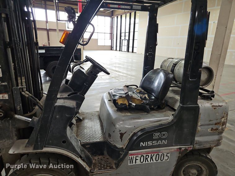 image for item LM9074 Nissan MPL02A25LV  forklift