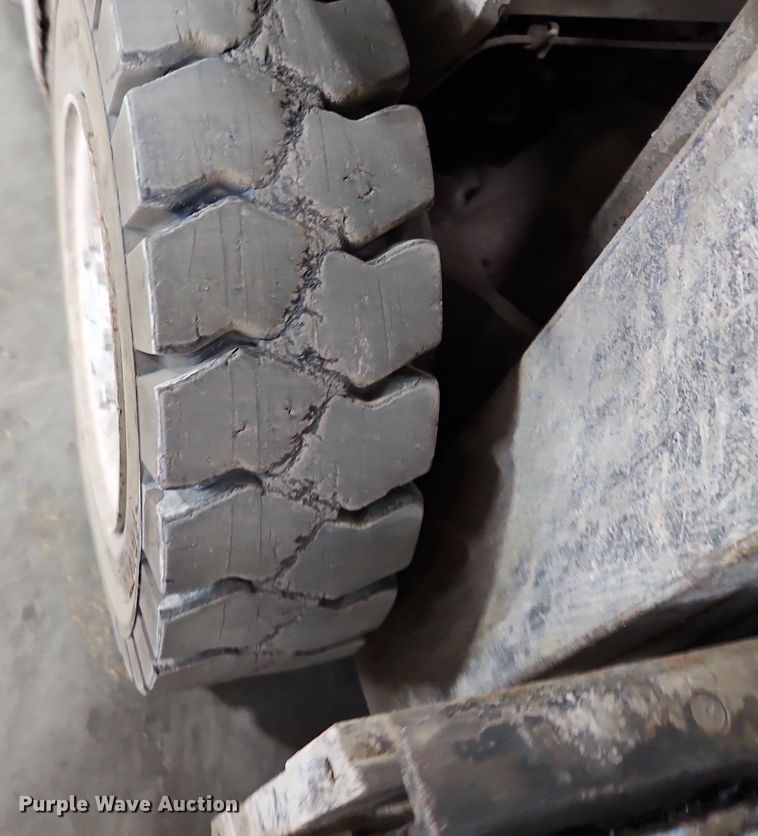 image for item LM9074 Nissan MPL02A25LV  forklift