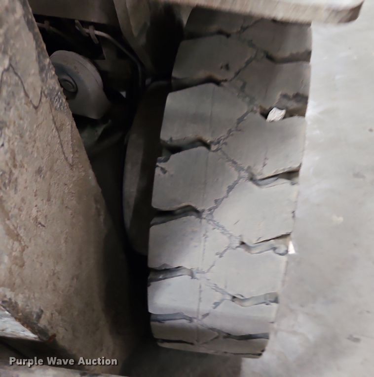 image for item LM9074 Nissan MPL02A25LV  forklift