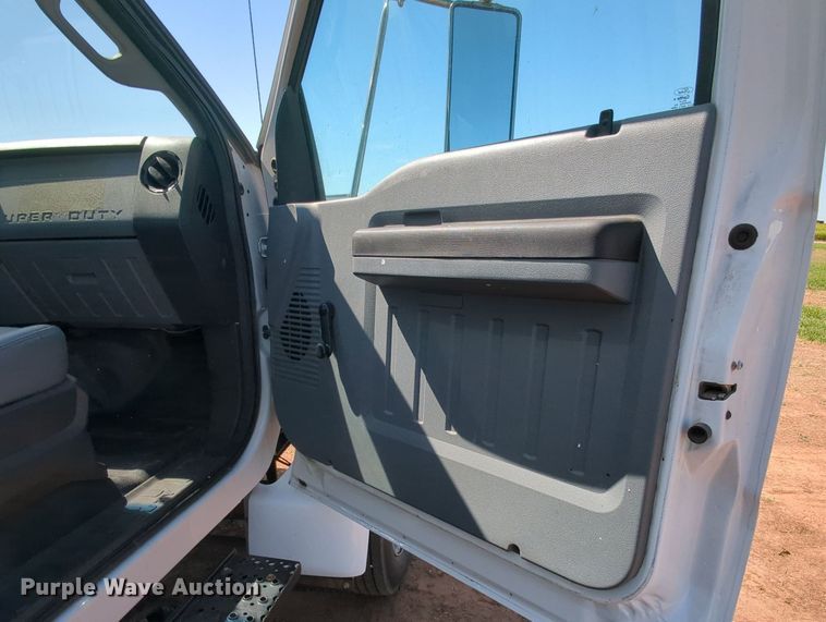 image for item LM9889 2013 Ford F650 Super Duty  box truck