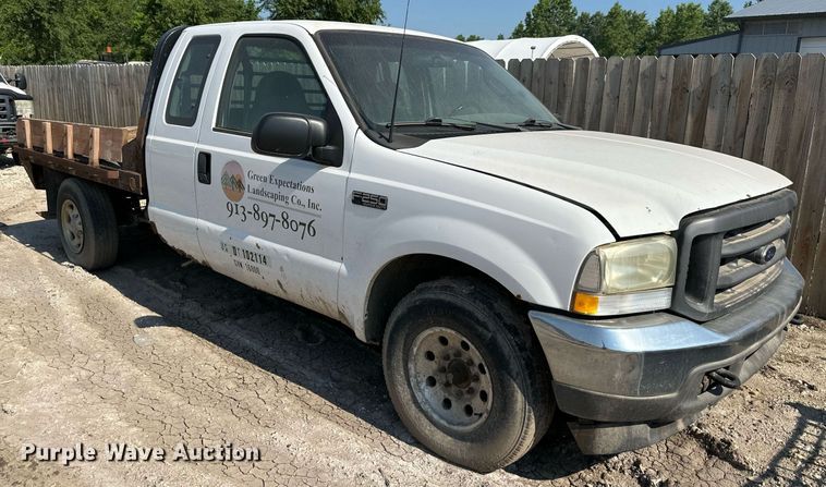 image for item LN9191 2003 Ford F250 Super Duty  SuperCab flatbed pickup truck