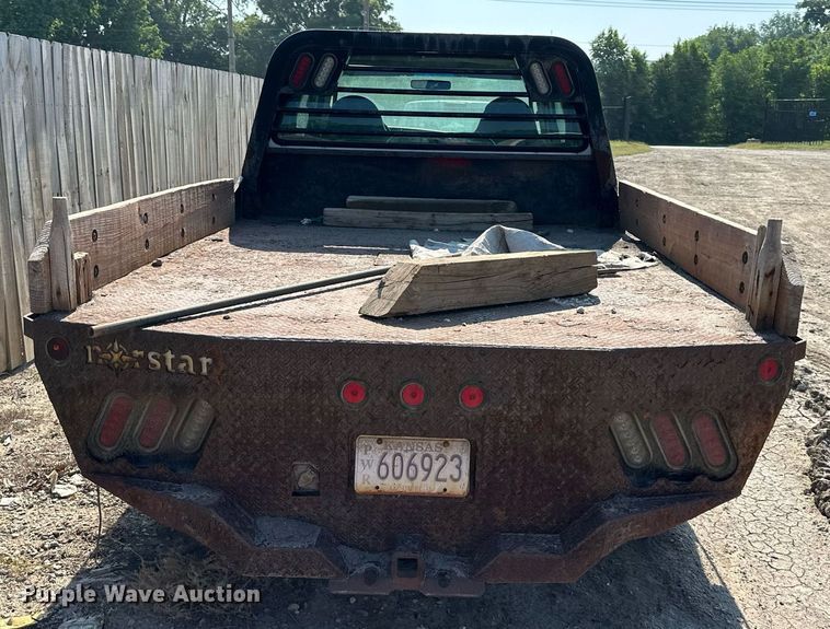 image for item LN9191 2003 Ford F250 Super Duty  SuperCab flatbed pickup truck