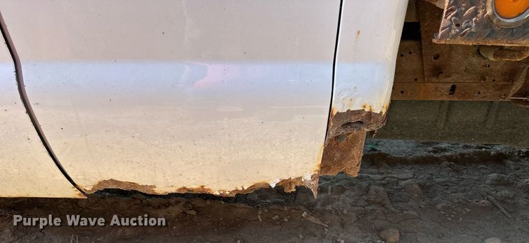 image for item LN9191 2003 Ford F250 Super Duty  SuperCab flatbed pickup truck