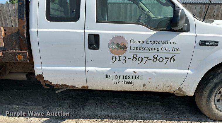 image for item LN9191 2003 Ford F250 Super Duty  SuperCab flatbed pickup truck