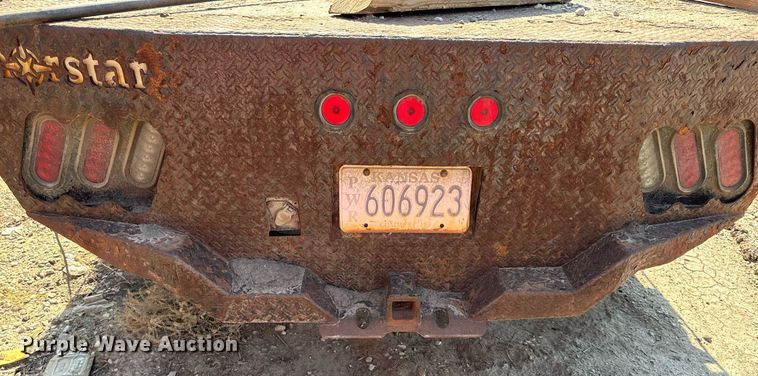 image for item LN9191 2003 Ford F250 Super Duty  SuperCab flatbed pickup truck