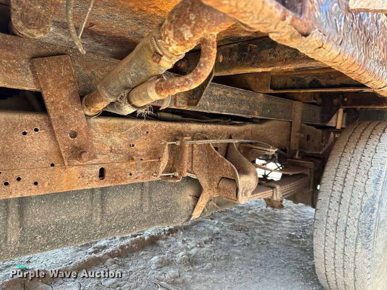 image for item LN9191 2003 Ford F250 Super Duty  SuperCab flatbed pickup truck