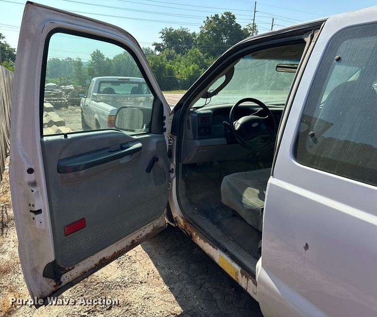 image for item LN9191 2003 Ford F250 Super Duty  SuperCab flatbed pickup truck