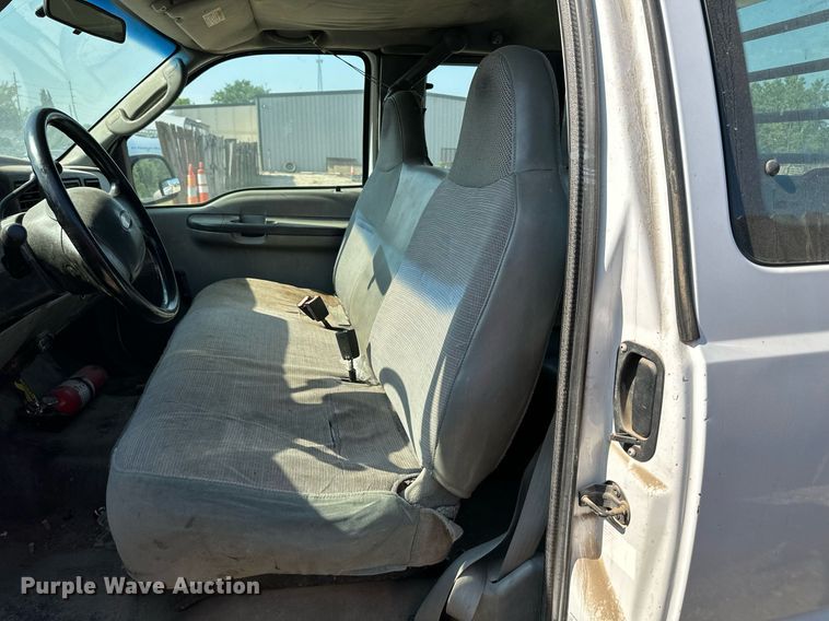 image for item LN9191 2003 Ford F250 Super Duty  SuperCab flatbed pickup truck