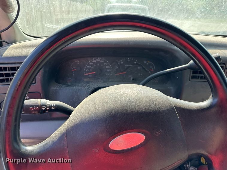 image for item LN9191 2003 Ford F250 Super Duty  SuperCab flatbed pickup truck