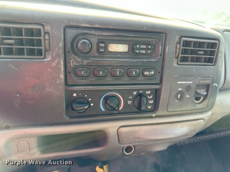 image for item LN9191 2003 Ford F250 Super Duty  SuperCab flatbed pickup truck