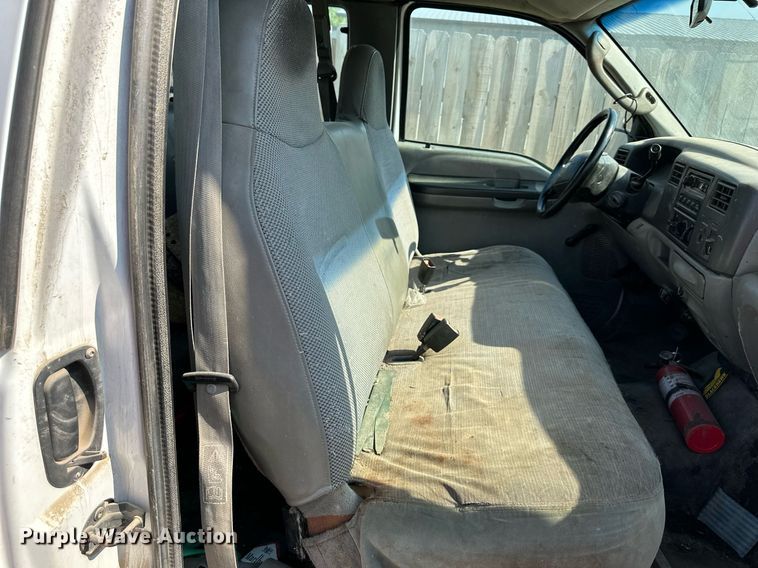 image for item LN9191 2003 Ford F250 Super Duty  SuperCab flatbed pickup truck