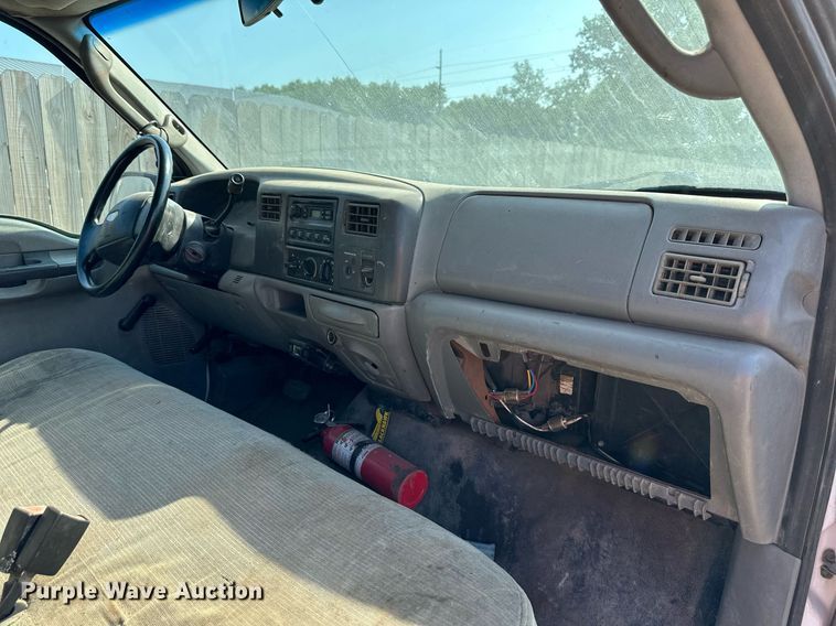 image for item LN9191 2003 Ford F250 Super Duty  SuperCab flatbed pickup truck