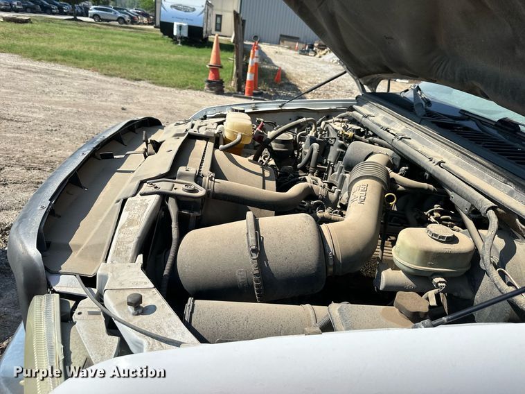 image for item LN9191 2003 Ford F250 Super Duty  SuperCab flatbed pickup truck