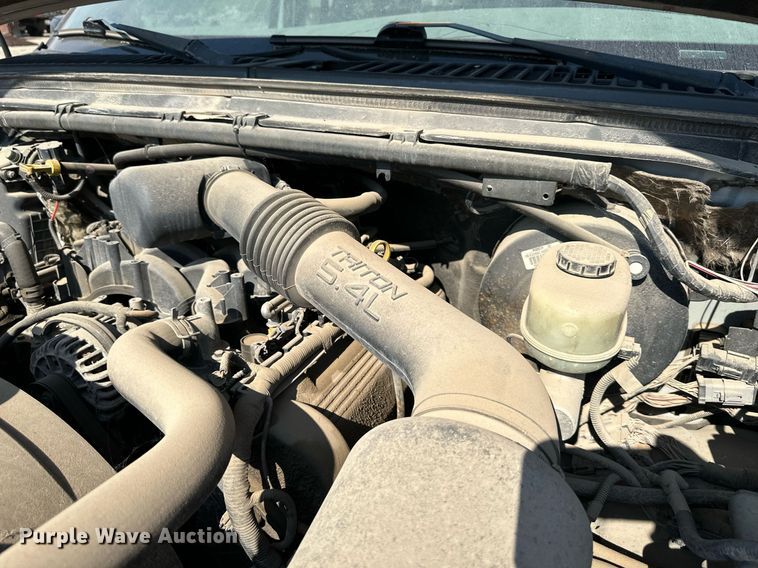 image for item LN9191 2003 Ford F250 Super Duty  SuperCab flatbed pickup truck