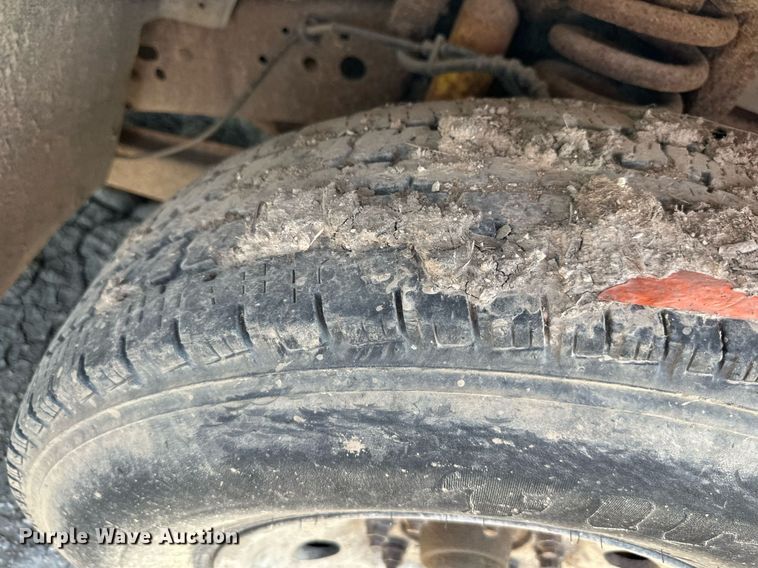 image for item LN9191 2003 Ford F250 Super Duty  SuperCab flatbed pickup truck