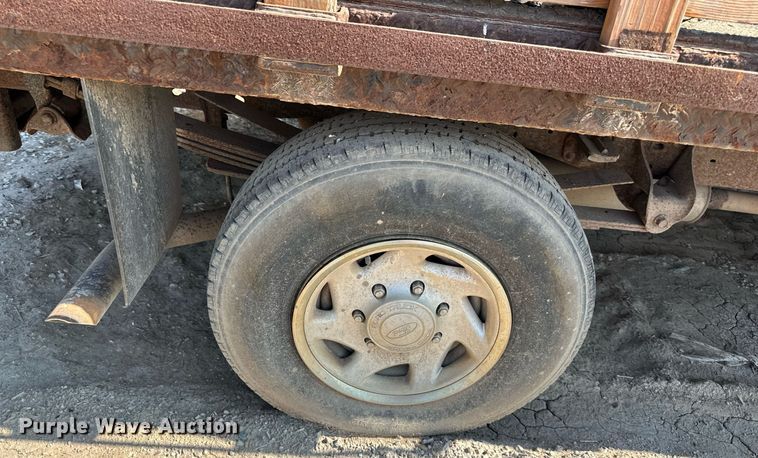 image for item LN9191 2003 Ford F250 Super Duty  SuperCab flatbed pickup truck