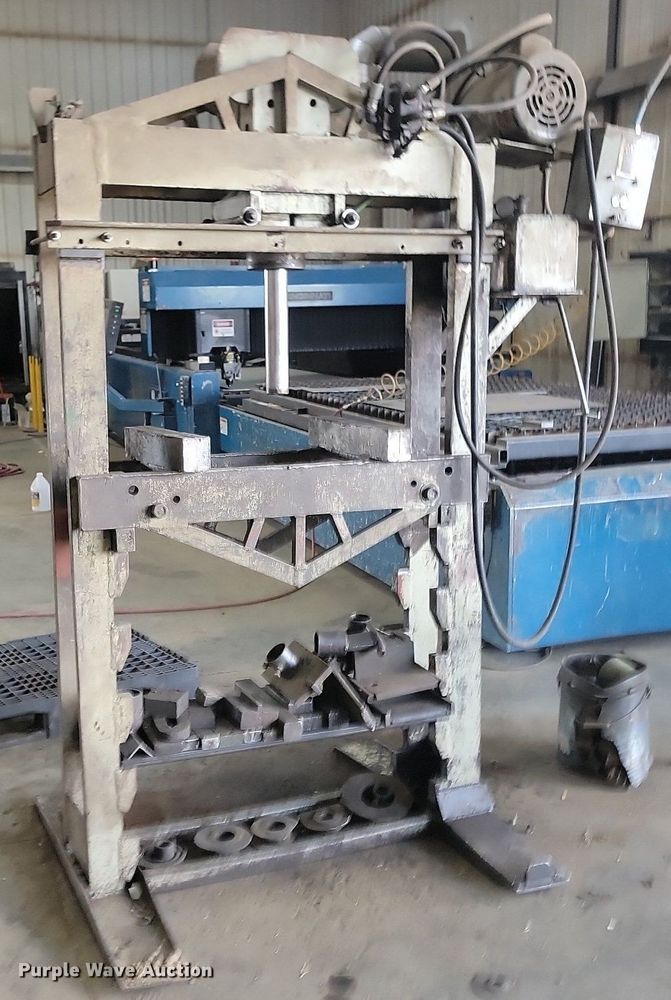 image for item LQ9055 Hydraulic press