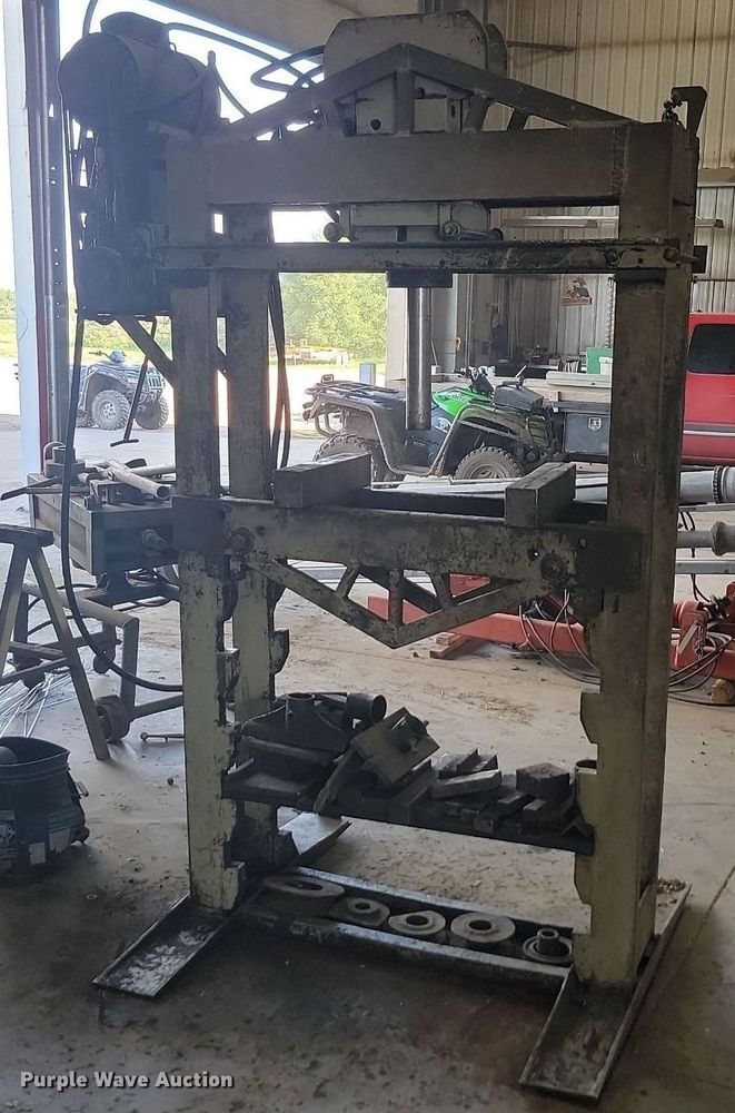 image for item LQ9055 Hydraulic press