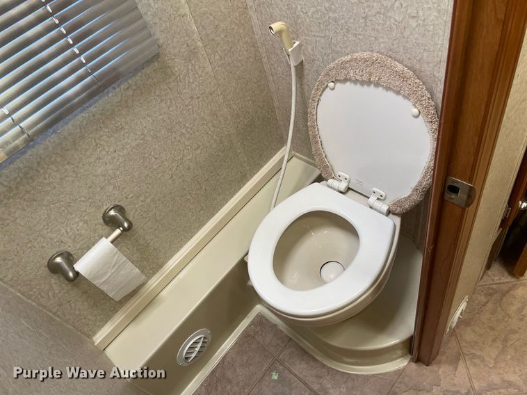 image for item LS9510 2005 Gulf Stream Friendship G7  RV