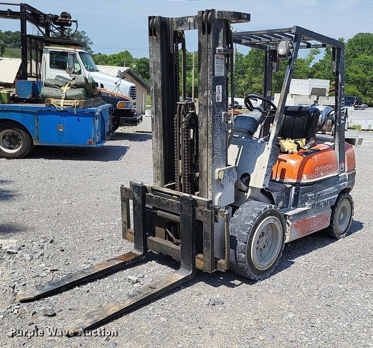 image for item LS9615 1999 Toyota 02-6FGU30  forklift