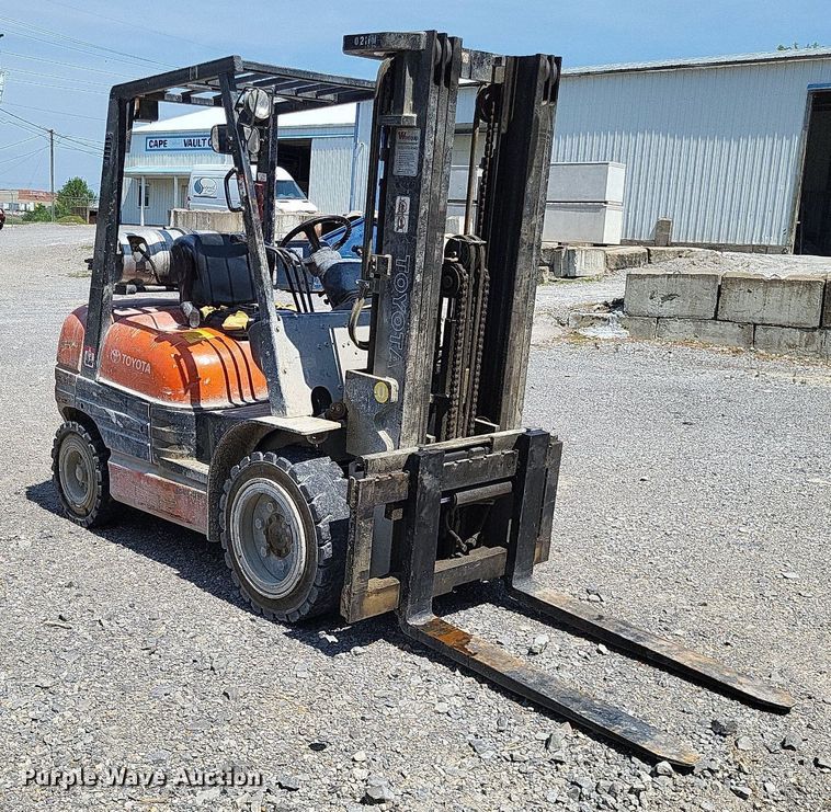 image for item LS9615 1999 Toyota 02-6FGU30  forklift