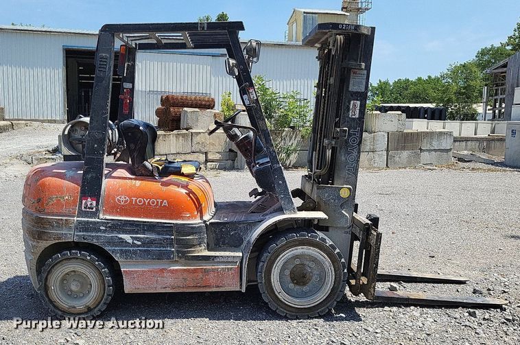 image for item LS9615 1999 Toyota 02-6FGU30  forklift