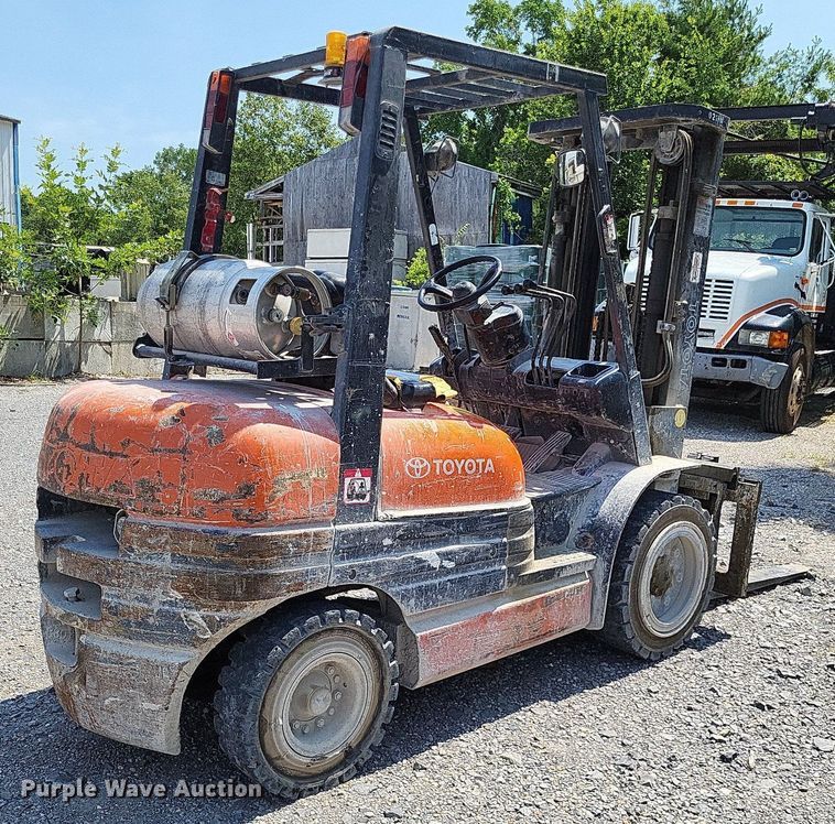 image for item LS9615 1999 Toyota 02-6FGU30  forklift