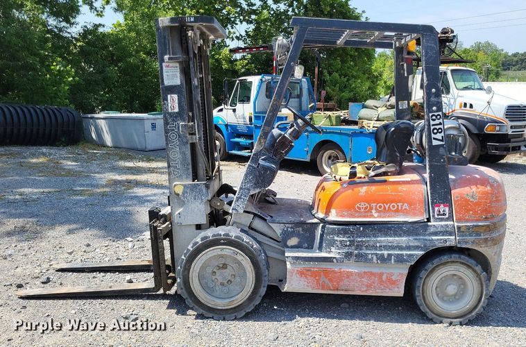 image for item LS9615 1999 Toyota 02-6FGU30  forklift