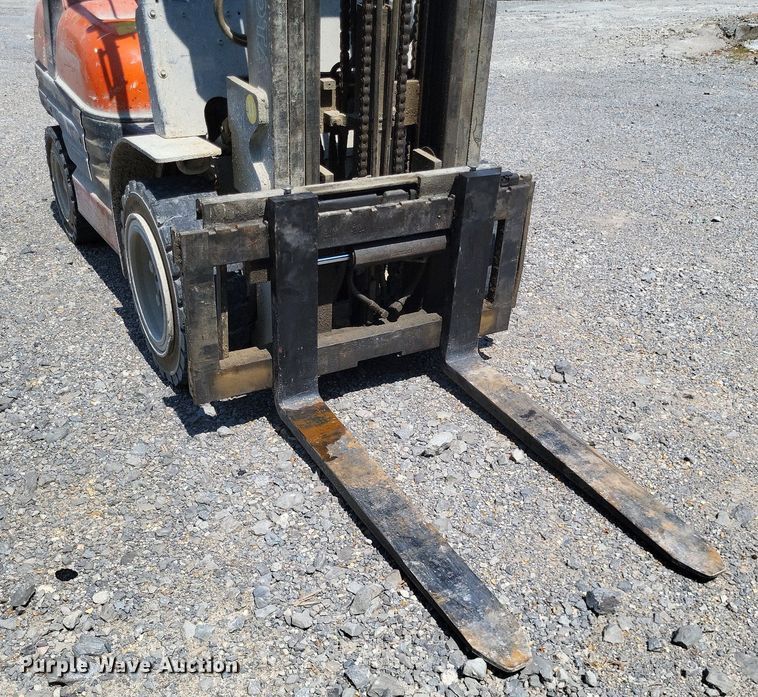 image for item LS9615 1999 Toyota 02-6FGU30  forklift