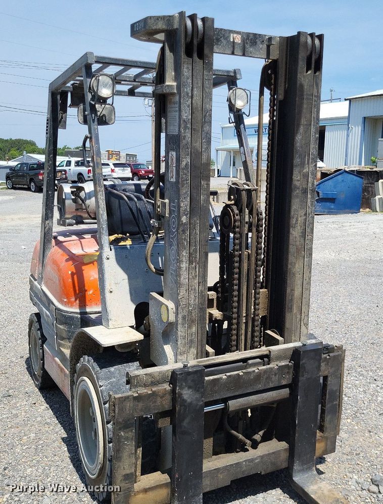 image for item LS9615 1999 Toyota 02-6FGU30  forklift