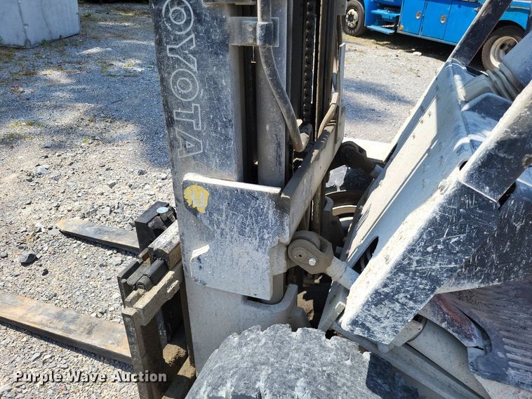 image for item LS9615 1999 Toyota 02-6FGU30  forklift