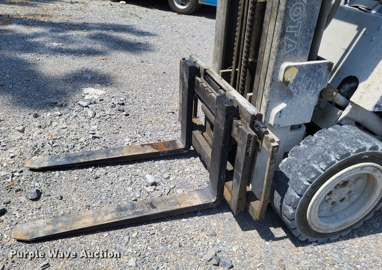 image for item LS9615 1999 Toyota 02-6FGU30  forklift