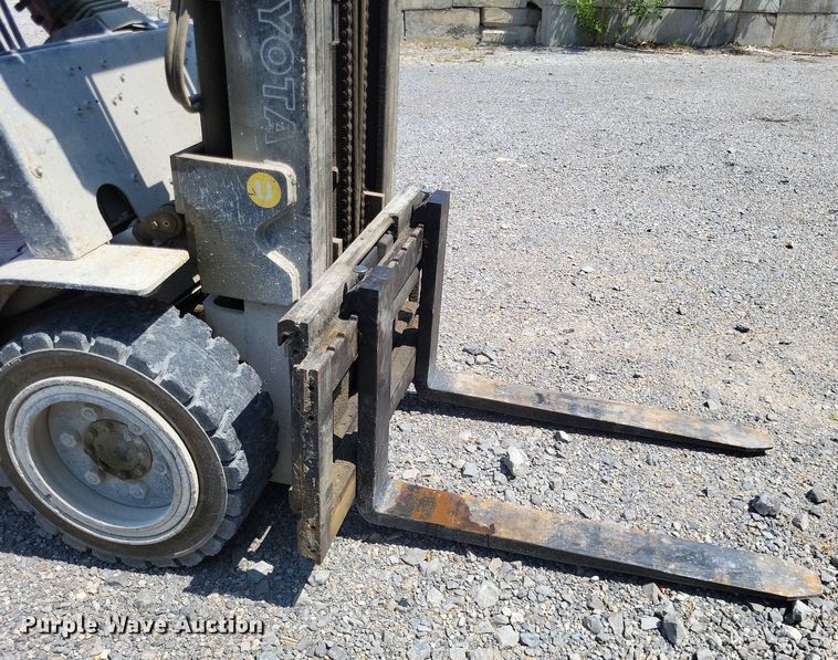 image for item LS9615 1999 Toyota 02-6FGU30  forklift