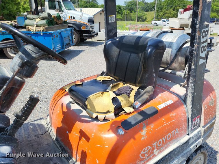 image for item LS9615 1999 Toyota 02-6FGU30  forklift