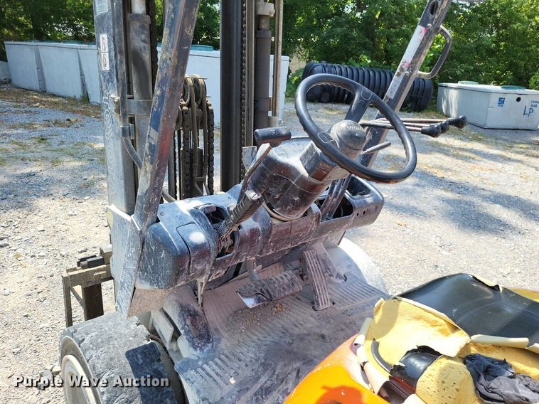 image for item LS9615 1999 Toyota 02-6FGU30  forklift