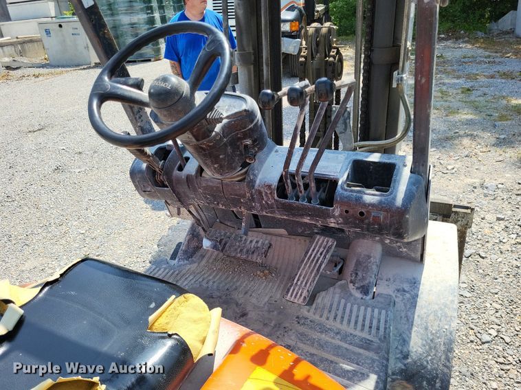 image for item LS9615 1999 Toyota 02-6FGU30  forklift