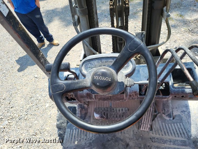 image for item LS9615 1999 Toyota 02-6FGU30  forklift