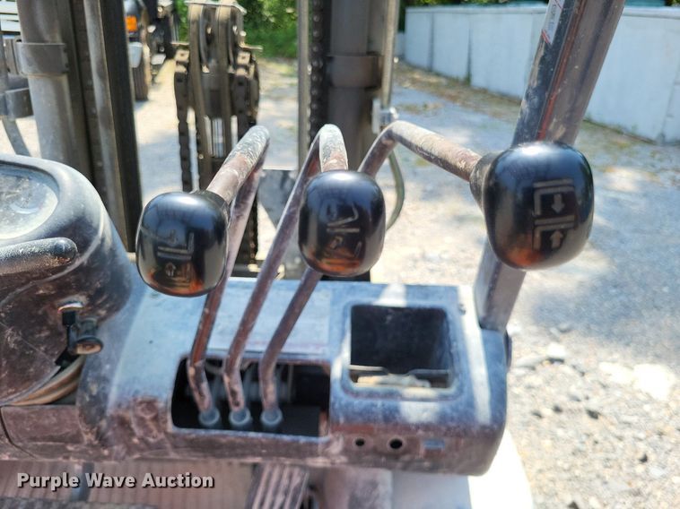 image for item LS9615 1999 Toyota 02-6FGU30  forklift