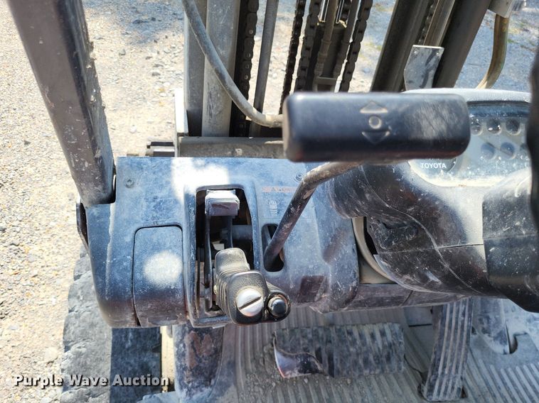 image for item LS9615 1999 Toyota 02-6FGU30  forklift