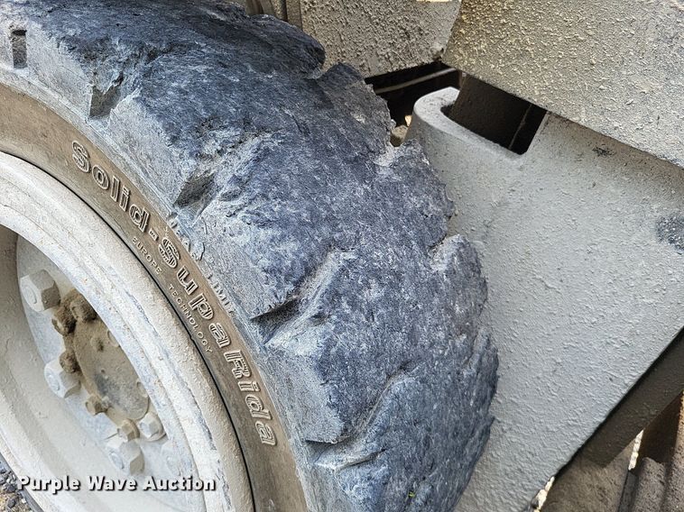 image for item LS9615 1999 Toyota 02-6FGU30  forklift